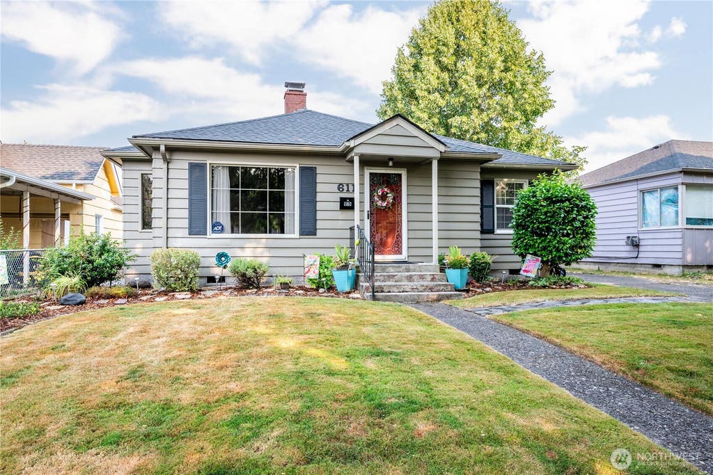 Photo of 611 24th Avenue, Longview, WA 98632 (MLS # 2563895)