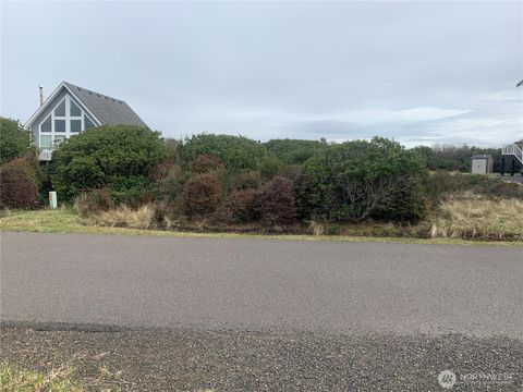 1074 Crestshire Loop Ocean Shores WA 98569