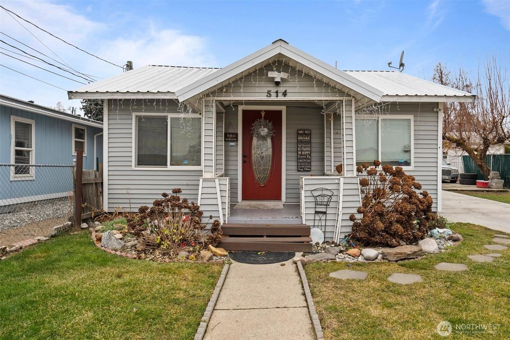 Photo of 514 Walker Avenue, Wenatchee, WA 98801 (MLS # 2470332)