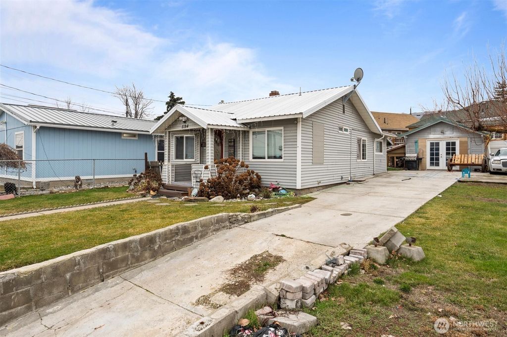 Photo of 514 Walker Avenue, Wenatchee, WA 98801 (MLS # 2470332)