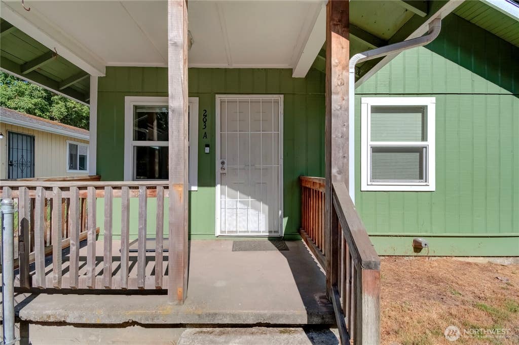 Photo of 263 17th Avenue, Longview, WA 98632 (MLS # 2558081)