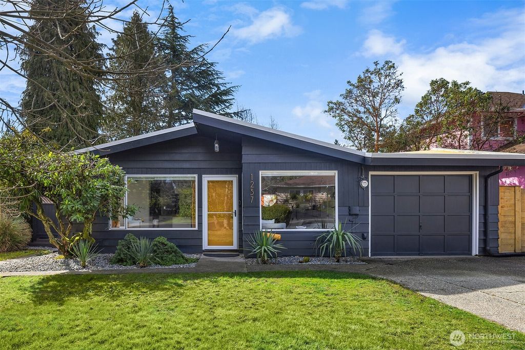 Photo of 1237 SW 118th Street, Burien, WA 98146 (MLS # 2494375)