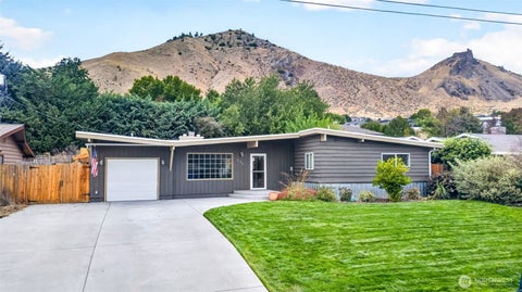 Photo of 800 Grandview Avenue, Wenatchee, WA 98801 (MLS # 2585348)