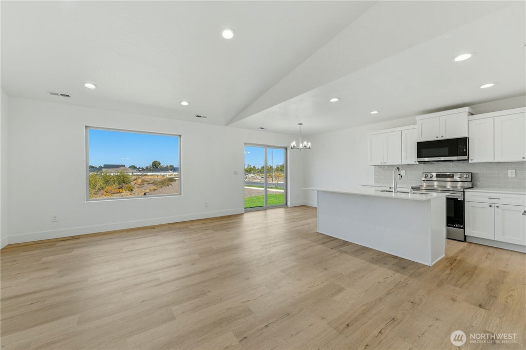Photo of 336 N Sandy Loop, Moses Lake, WA 98837 (MLS # 2582672)