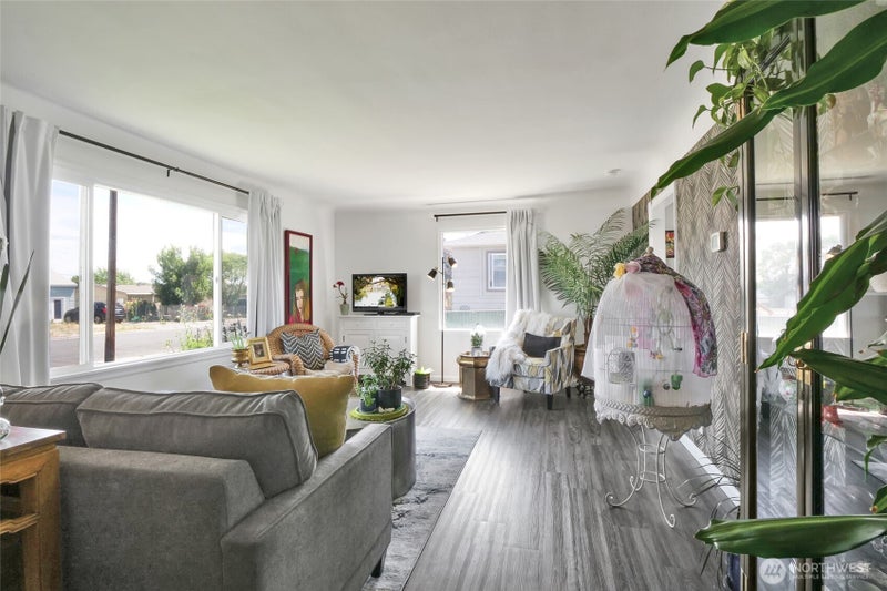 1118 W Cascade Avenue