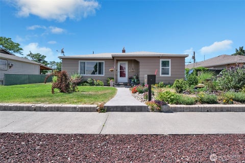 Photo of 1118 W Cascade Avenue, Moses Lake, WA 98837 (MLS # 2544002)