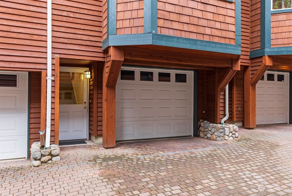 Photo of 5716 15th Avenue NE #B, Seattle, WA 98105 (MLS # 2003600)