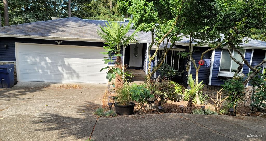 Photo of 120 S 316th Place, Federal Way, WA 98003 (MLS # 1985238)