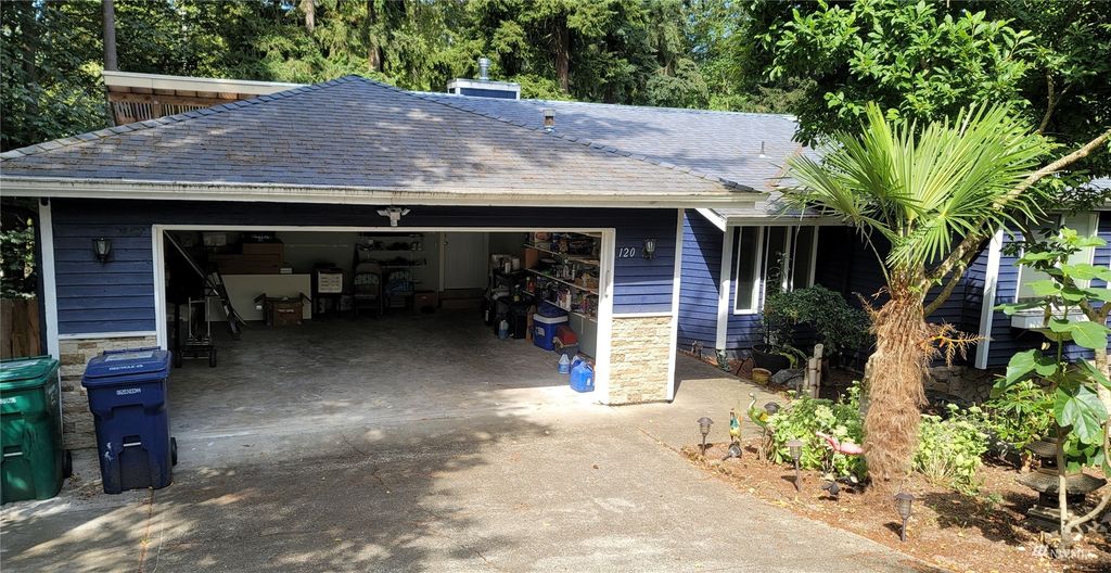 Photo of 120 S 316th Place, Federal Way, WA 98003 (MLS # 1985238)