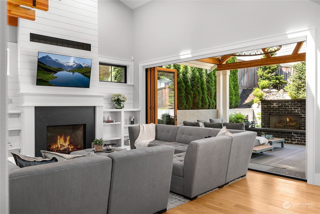 Photo of 322 17th Avenue, Kirkland, WA 98033 (MLS # 2241448)