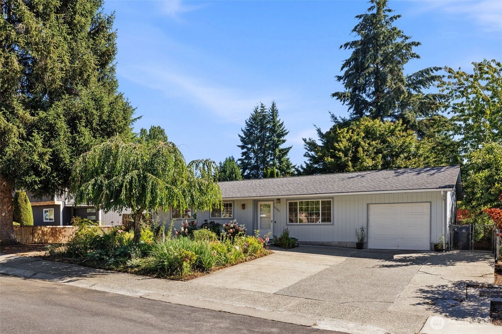 Photo of 15827 NE 110th Street, Redmond, WA 98052 (MLS # 2572408)