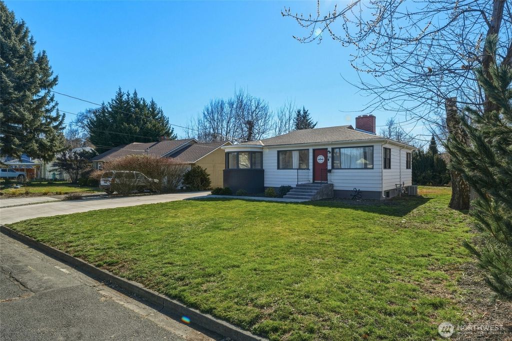 Photo of 516 Liberty Street, Walla Walla, WA 99362 (MLS # 2479350)