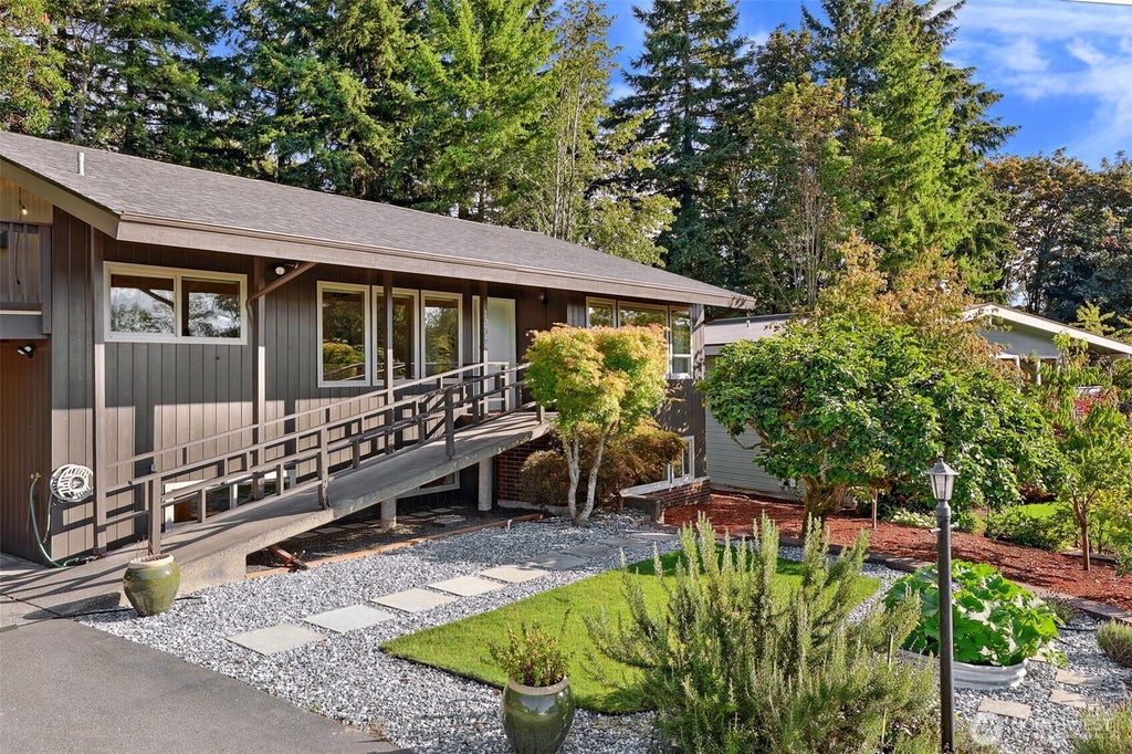 Photo of 13748 16th Avenue SW, Burien, WA 98166 (MLS # 2579180)