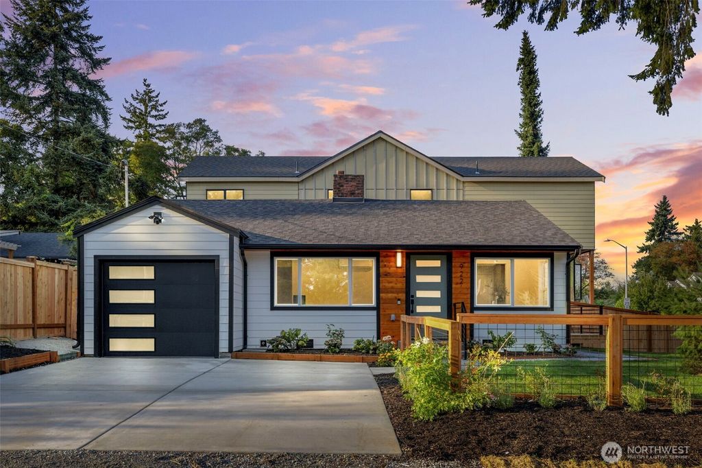 Photo of 922 NE 117th Street, Seattle, WA 98125 (MLS # 2429670)