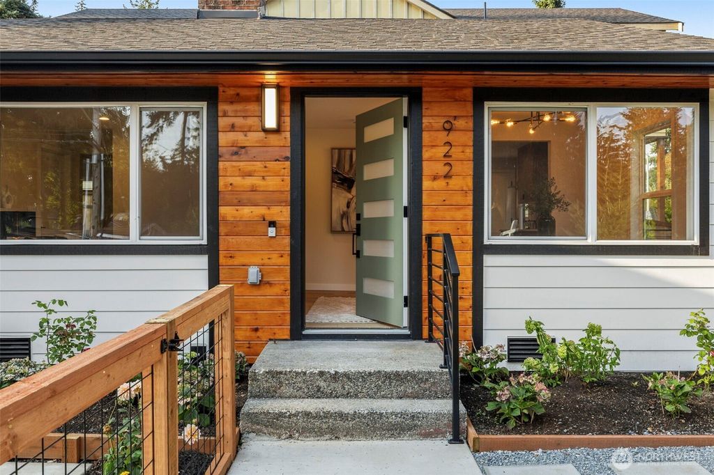 Photo of 922 NE 117th Street, Seattle, WA 98125 (MLS # 2429670)