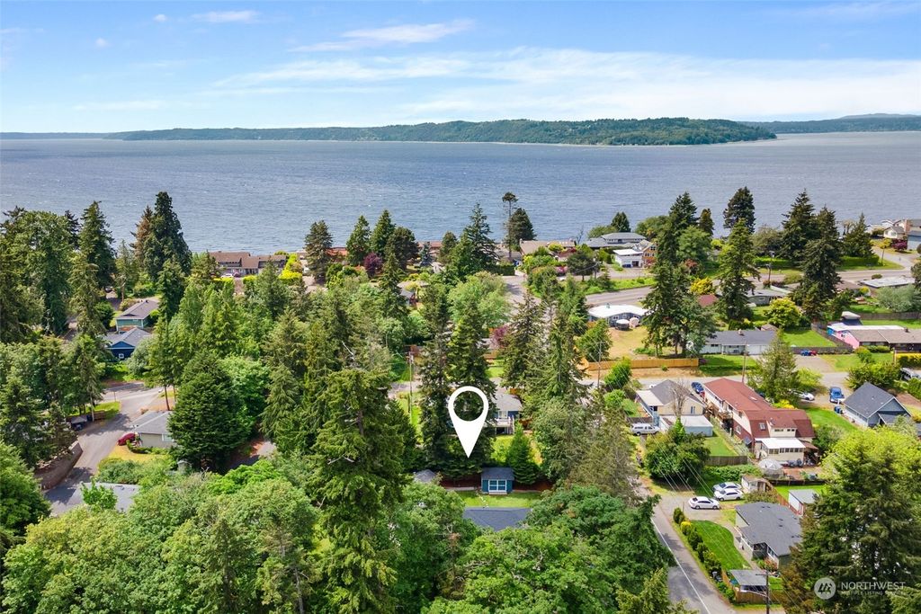 Photo of 915 S 251st Street, Des Moines, WA 98198 (MLS # 2217318)