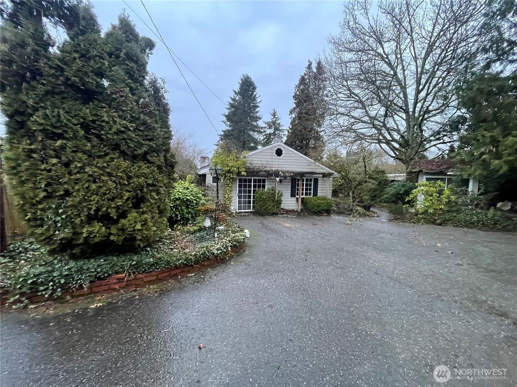 Photo of 804 84th Avenue NE, Medina, WA 98039 (MLS # 2334210)