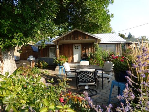 Photo of 304 Pearl Street, Pateros, WA 98846 (MLS # 2443922)