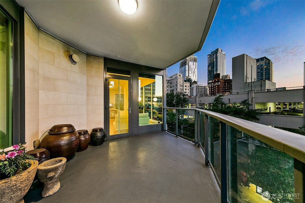 Photo of 1920 4th Avenue #502, Seattle, WA 98101 (MLS # 2583048)