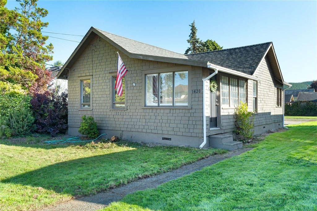 Photo of 1420 Minor Street, Hoquiam, WA 98550 (MLS # 2595872)