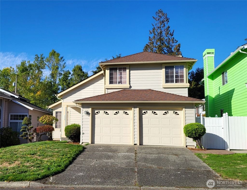 Photo of 636 S 32nd Place, Renton, WA 98055 (MLS # 2332421)