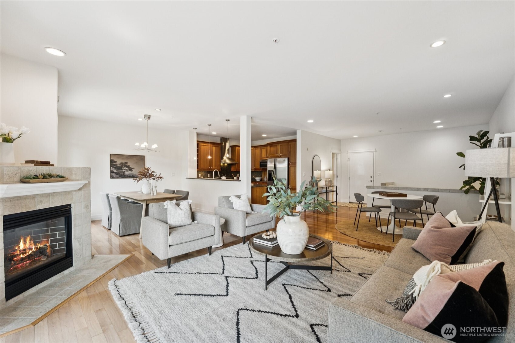 2551 W Thorndyke 203