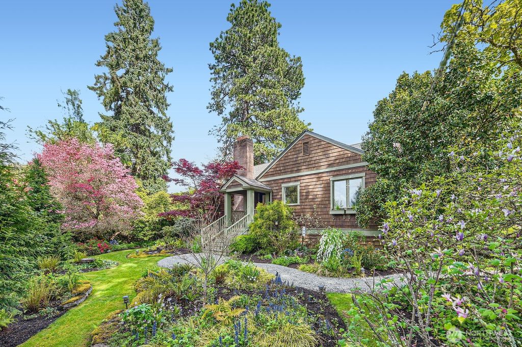 Photo of 244 E Lake Sammamish Parkway SE, Sammamish, WA 98074 (MLS # 2343501)