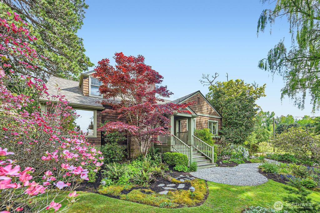 Photo of 244 E Lake Sammamish Parkway SE, Sammamish, WA 98074 (MLS # 2343501)