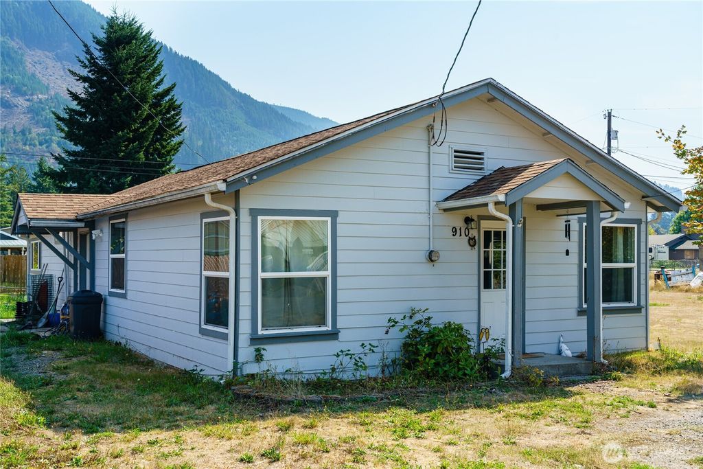 Photo of 910 Sauk Avenue, Darrington, WA 98241 (MLS # 2425455)