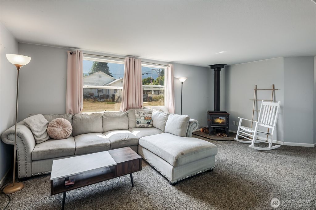 Photo of 910 Sauk Avenue, Darrington, WA 98241 (MLS # 2425455)