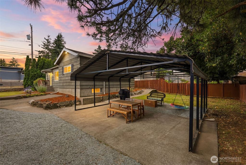 Photo of 316 SW 124th Street, Seattle, WA 98146 (MLS # 2548454)