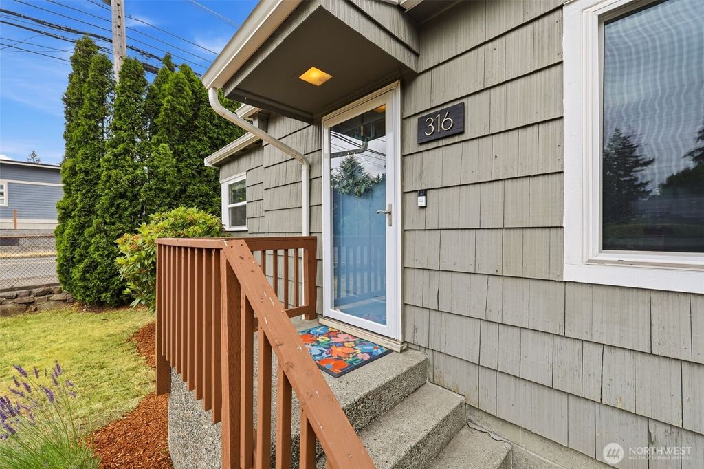 Photo of 316 SW 124th Street, Seattle, WA 98146 (MLS # 2548454)