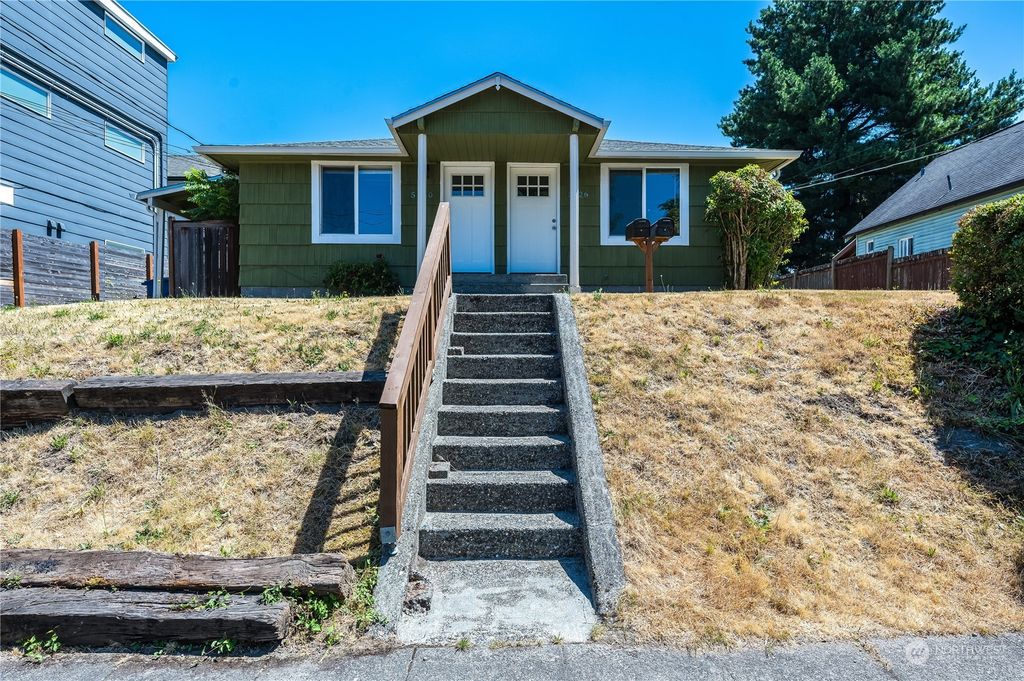 Photo of 5626 Brooklyn Avenue NE, Seattle, WA 98105 (MLS # 2265100)