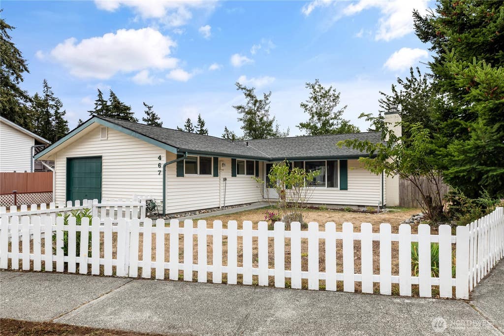 Photo of 467 NW 8th Street, Oak Harbor, WA 98277 (MLS # 2573920)