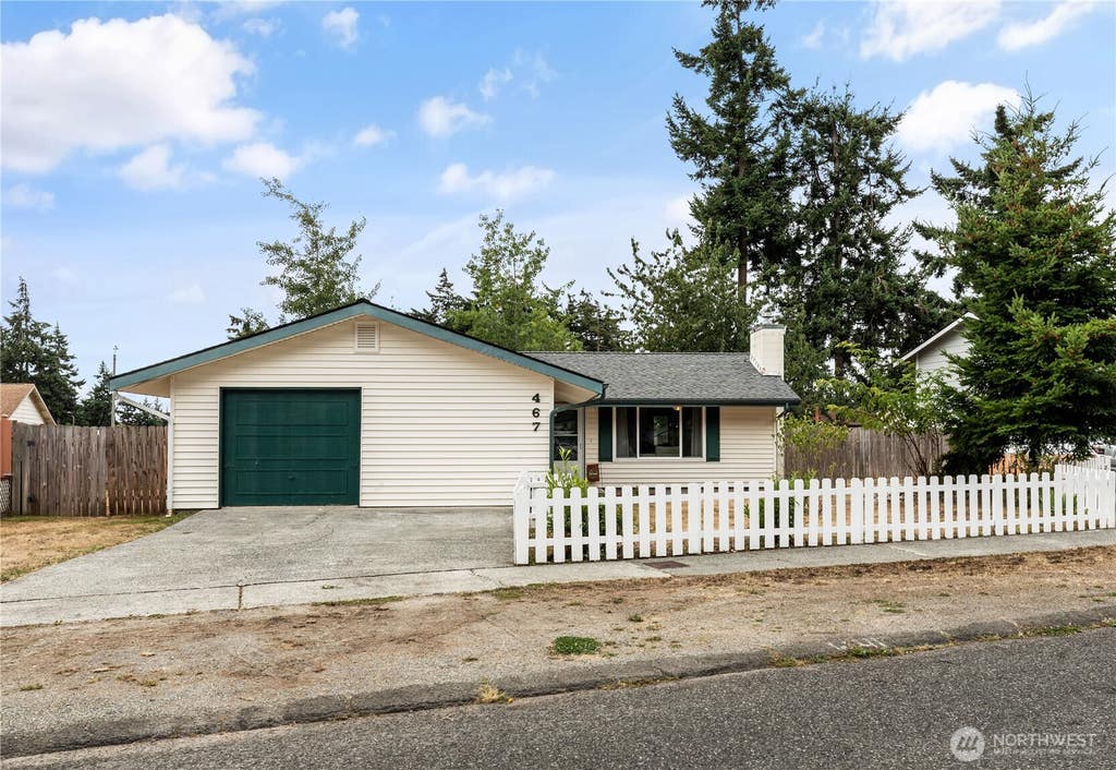 Photo of 467 NW 8th Street, Oak Harbor, WA 98277 (MLS # 2573920)