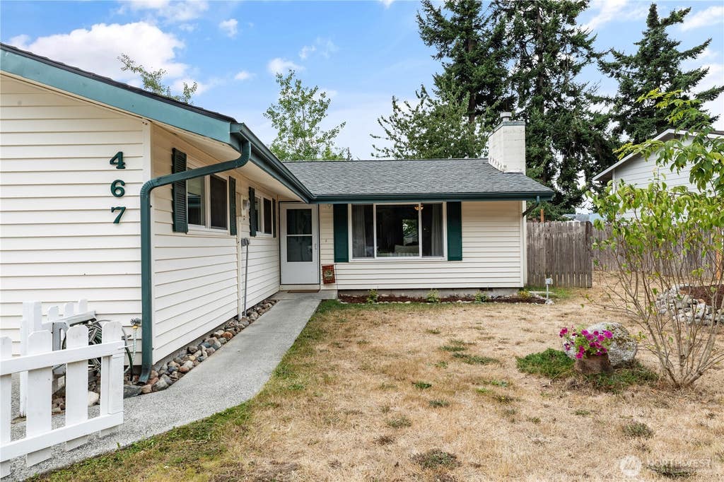 Photo of 467 NW 8th Street, Oak Harbor, WA 98277 (MLS # 2573920)