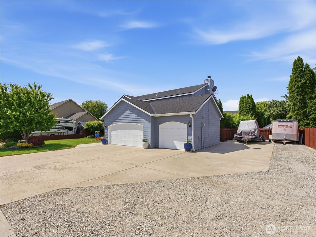 Photo of 2443 Plateau Drive, East Wenatchee, WA 98802 (MLS # 2524412)