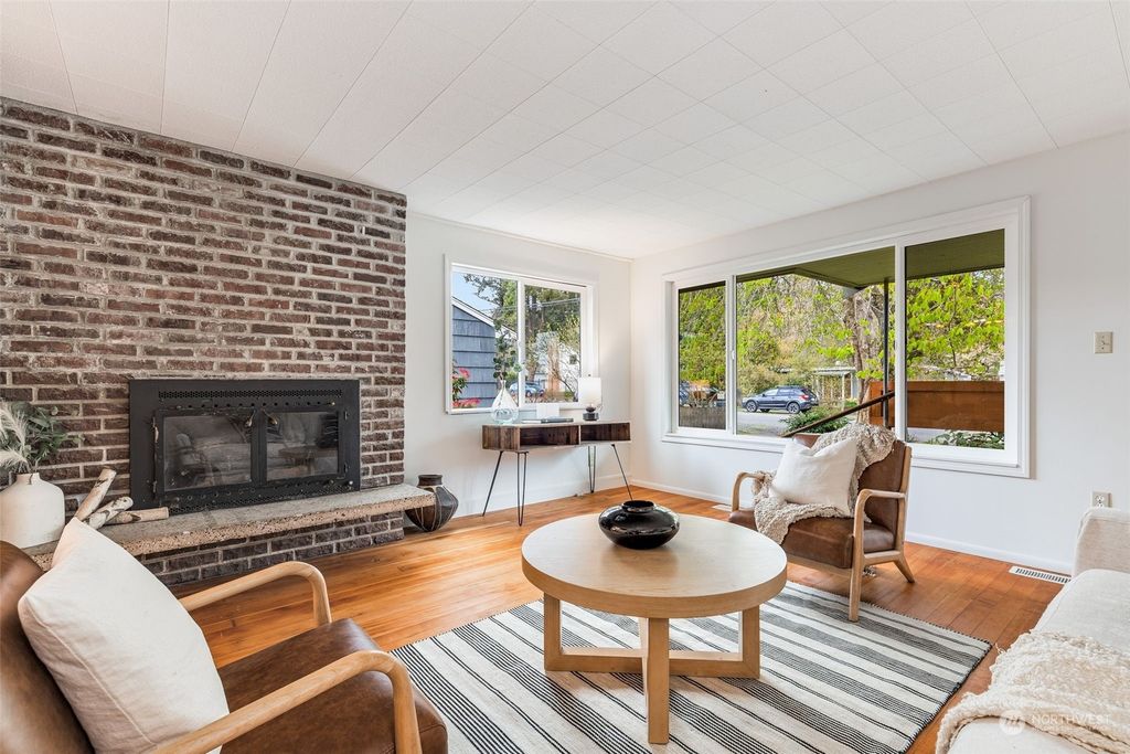 Photo of 13337 20th Avenue NE, Seattle, WA 98125 (MLS # 2054303)