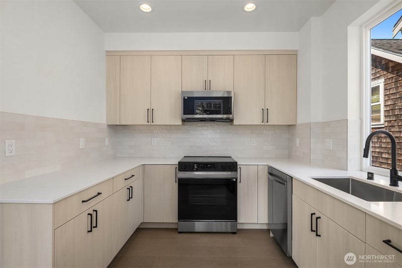 2538 14th Avenue W E