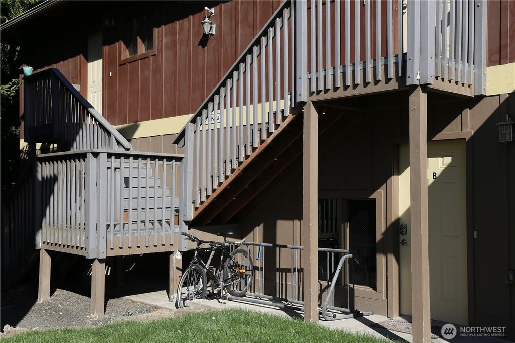 Photo of 1055 1/2 E ISAACS Avenue E #A, Walla Walla, WA 99362 (MLS # 2458489)