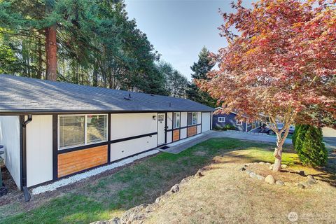 Photo of 2526 Olympic Boulevard, Puyallup, WA 98374 (MLS # 2433149)