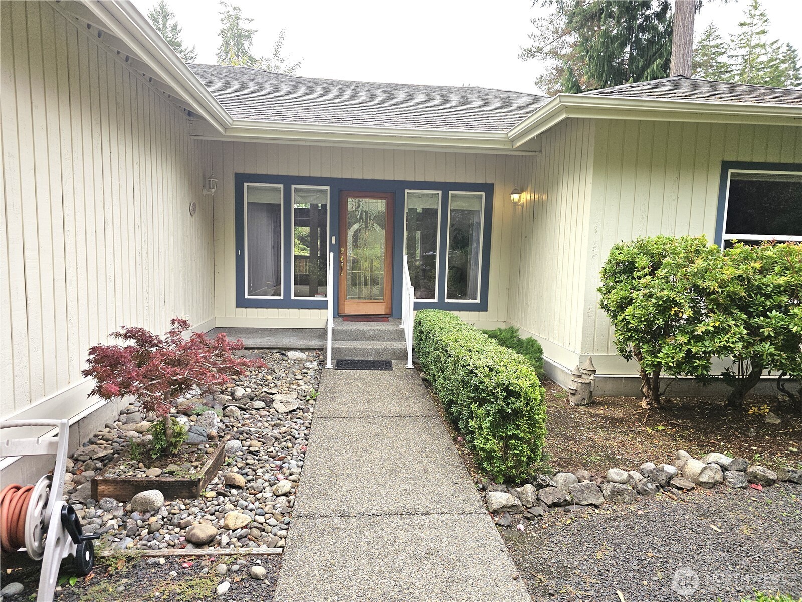 590 E Country Club Drive E
