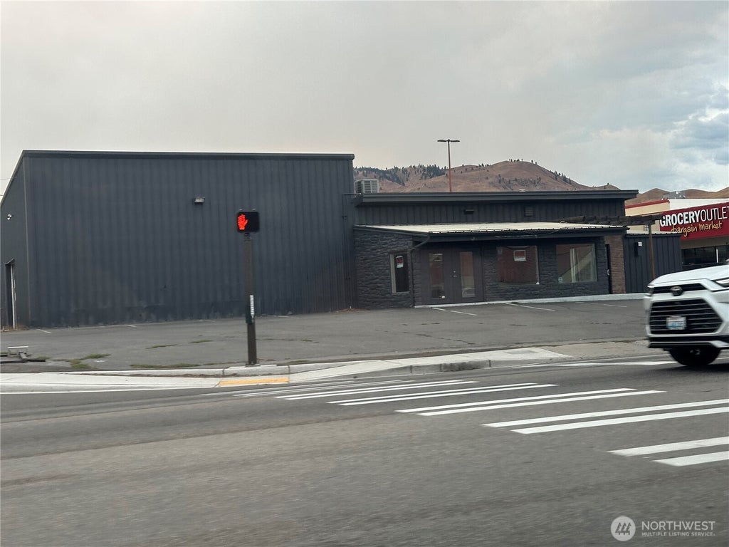 Photo of 1604 N Wenatchee Avenue, Wenatchee, WA 98816 (MLS # 2584541)