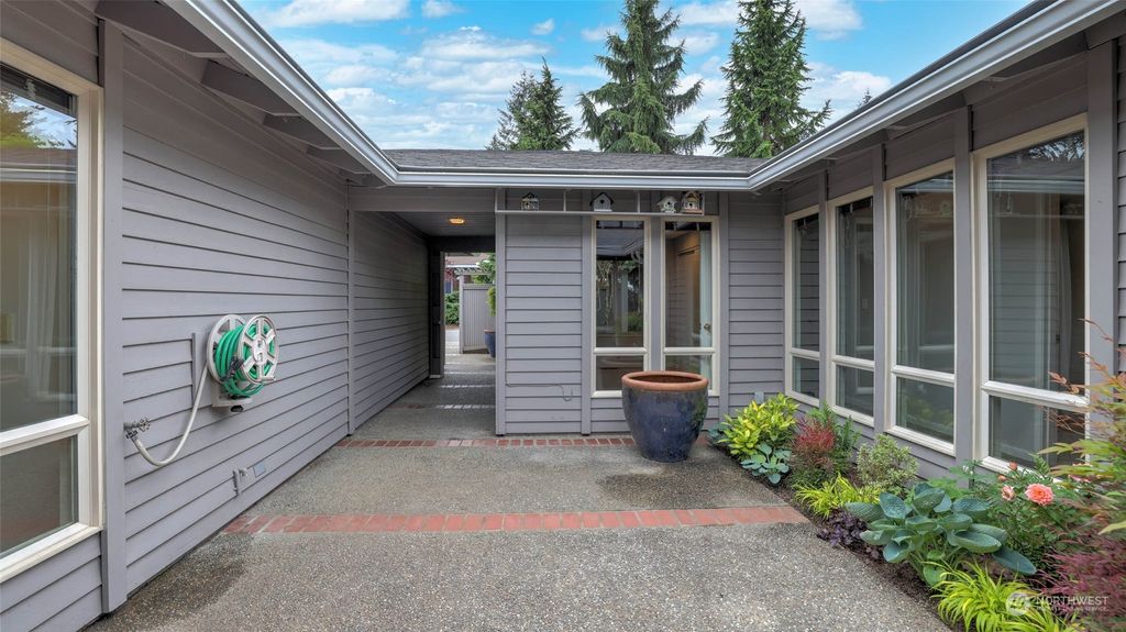 Photo of 18110 NE 27th Street, Redmond, WA 98052 (MLS # 2130153)