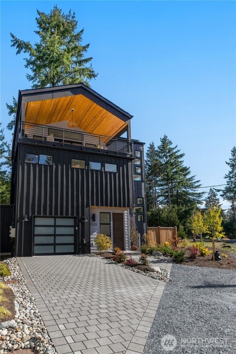 Photo of 1520 NE 113th Street, Seattle, WA 98125 (MLS # 2589911)
