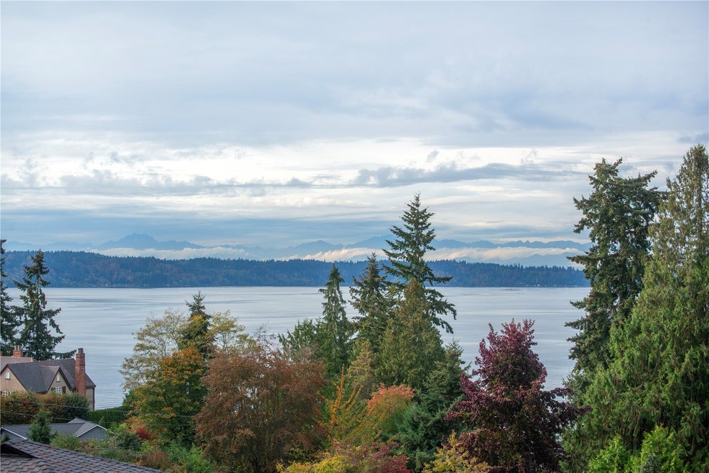 Photo of 2714 SW 164th Place, Burien, WA 98166 (MLS # 2598110)