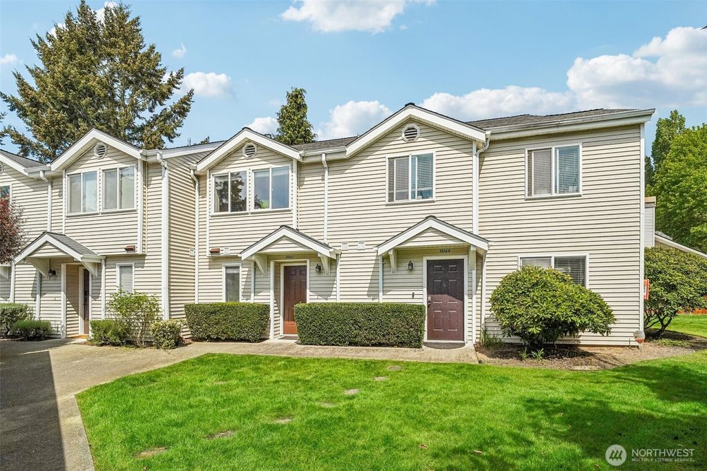 Photo of 10162 NE 137th Place, Kirkland, WA 98034 (MLS # 2519332)