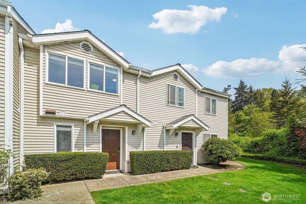 Photo of 10162 NE 137th Place, Kirkland, WA 98034 (MLS # 2519332)