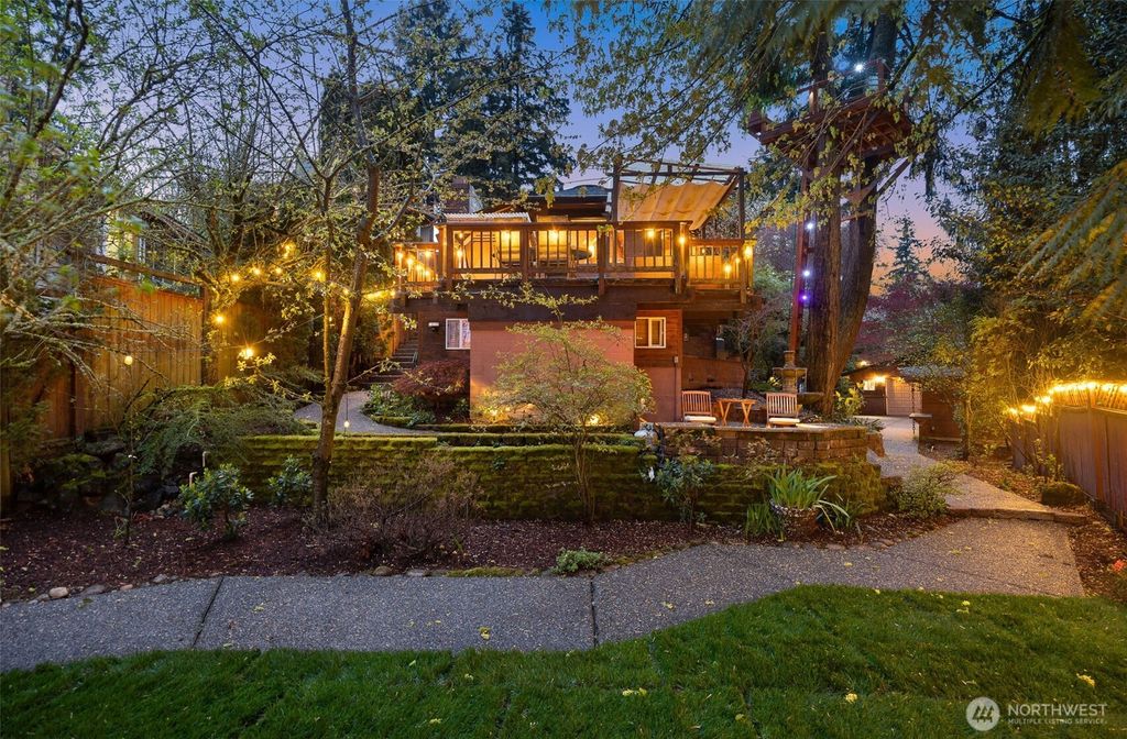 Photo of 4775 NE 203rd Street, Lake Forest Park, WA 98155 (MLS # 2507594)