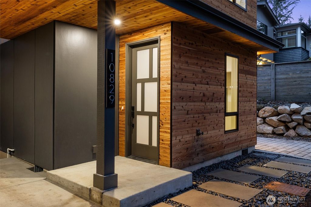 Photo of 10829 104th Avenue NE, Kirkland, WA 98033 (MLS # 2484147)